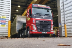 Hutchinson-Volvo-FH-loading-heavy-cargo
