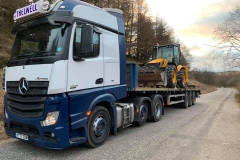 Thelwell-Mercedes-Actros-loaded-with-JCB-Digger