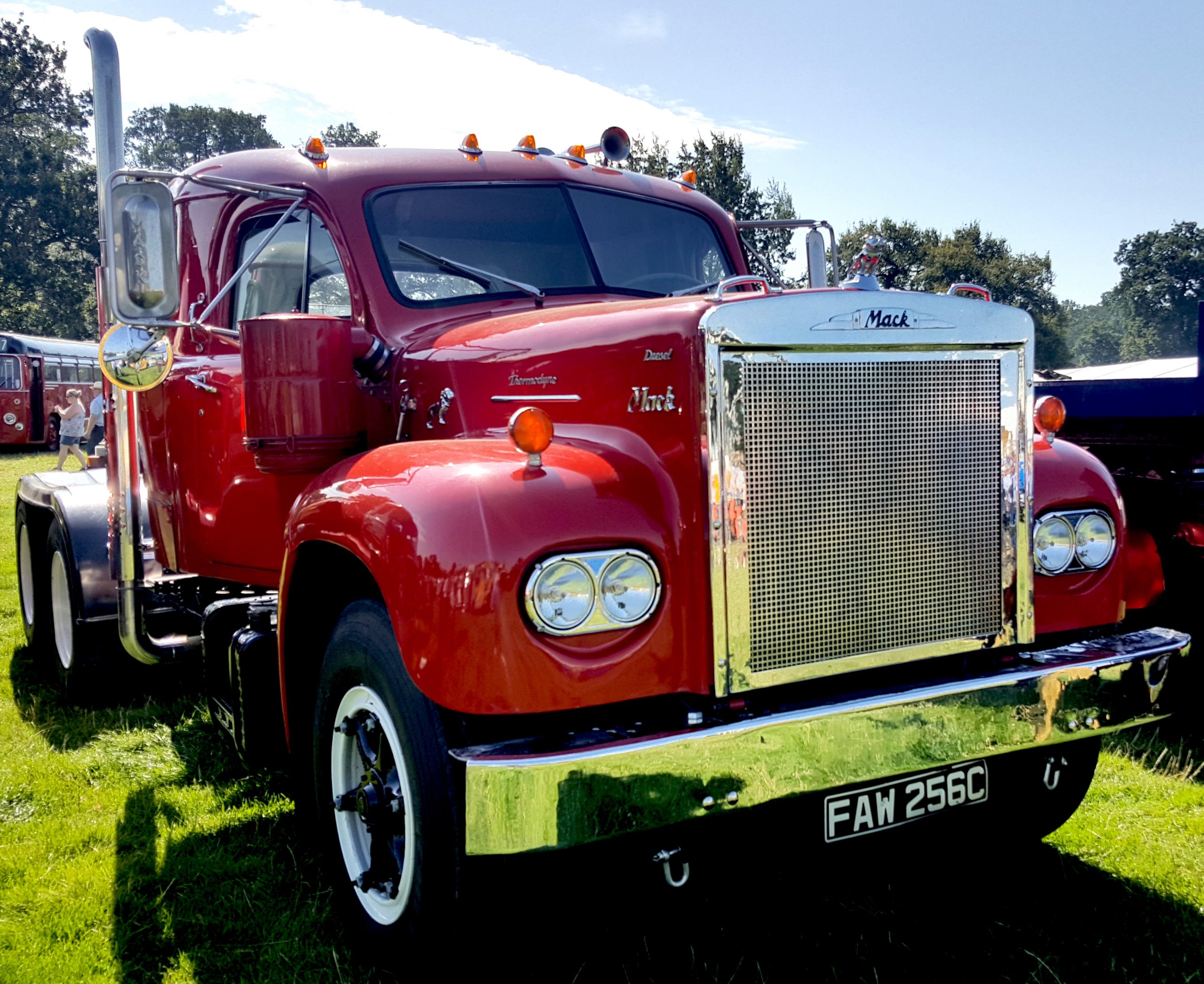 Vintage-Mack-Truck-Tractor-Unit-scaled